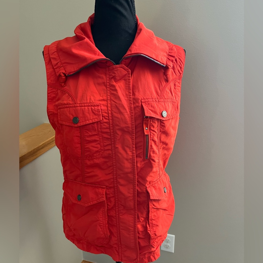 Women’s Eddie Bauer high performance packable trail vest. Dark orange. medium